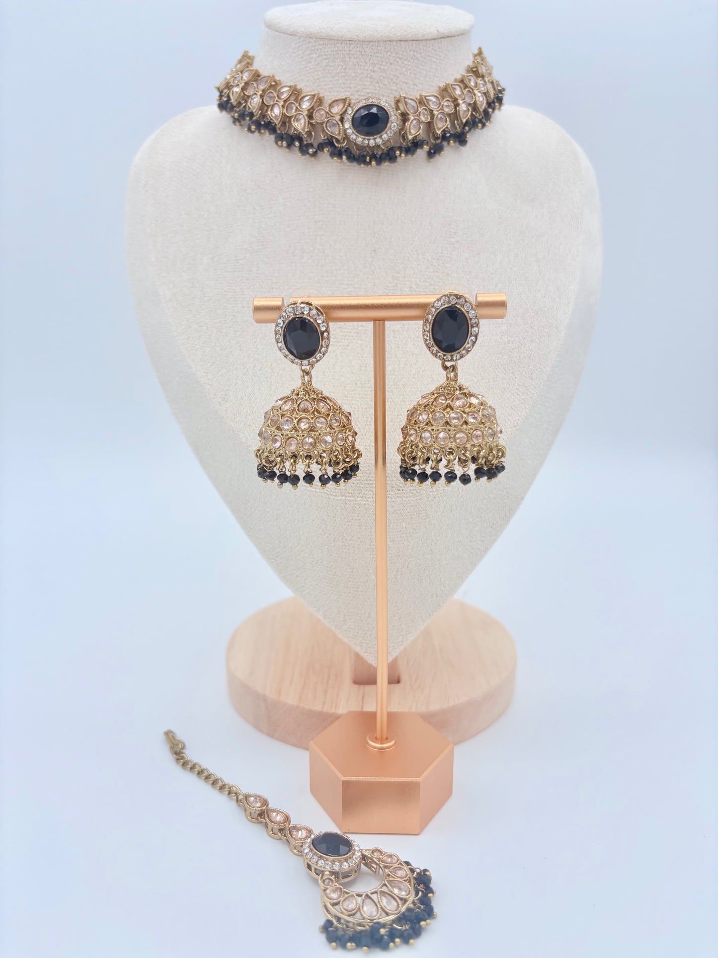 Choker set including earrings and a matching tikka available at Nishaani.ca – Indian jewelry in Canada