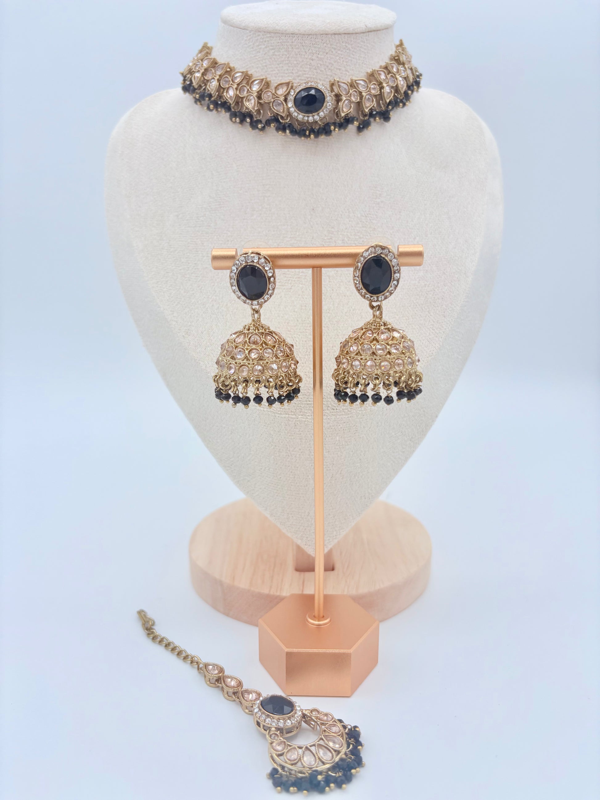 Choker set including earrings and a matching tikka available at Nishaani.ca – Indian jewelry in Canada